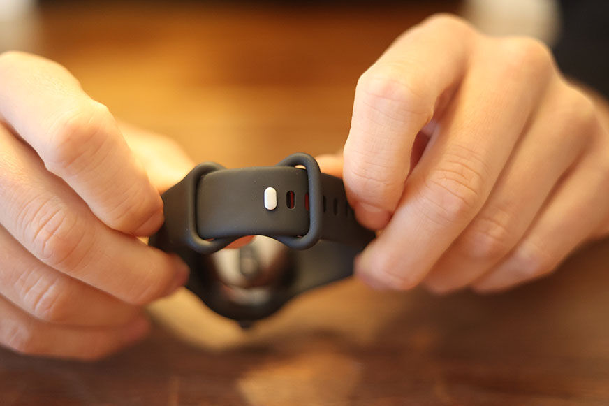 Man sieht das Armband der Google Pixel Watch.